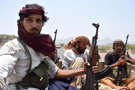 Các chiến binh ủng hộ Tổng thống Abedrabbo Mansour Hadi tuần tra tại thành phố Daleh, cách thủ đô Sanna 280km về phía Nam ngày 30/8. (Nguồn: AFP/TTXVN)