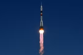 Tàu vũ trụ Soyuz MS-10 của Nga rời bệ phóng từ sân bay vũ trụ Baikonur ở Kazakhstan trong sứ mệnh đưa các nhà du hành Nga-Mỹ lên Trạm Vũ trụ quốc tế (ISS), ngày 11/10. (Nguồn: AFP/TTXVN)