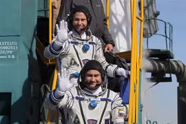 Hai phi hành gia là Nick Hague và Aleksey Ovchinin trước chuyến bay tại sân bay vũ trụ Baikonur ở Kazakhstan ngày 11/10. (Nguồn: AFP/TTXVN)