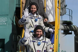 Hai phi hành gia là Nick Hague và Aleksey Ovchinin trước chuyến bay tại sân bay vũ trụ Baikonur ở Kazakhstan ngày 11/10. (Nguồn: AFP/TTXVN)