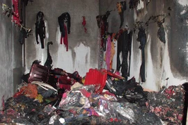 Một gian hàng bị thiêu rụi. (Ảnh: Nguyễn Hoàng/Vietnam+)