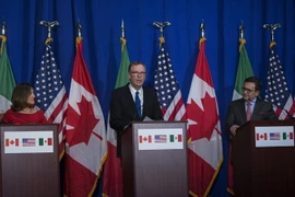 Ngoại trưởng Canada Chrystia Freeland, Đại diện Thương mại Mỹ Robert Lighthizer và Bộ trưởng Kinh tế Mexico Ildefonso Guajardo tại cuộc họp báo kết thúc vòng 4 tái đàm phán NAFTA ở Washington, DC, Mỹ ngày 17/10/2017. (Nguồn: AFP/TTXVN)