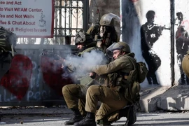 Binh sỹ Israel bắn đạn cao su và hơi cay vào người biểu tình bạo động Palestine ở thành phố Bethlehem, Khu Bờ Tây ngày 18/12/2015. (Nguồn: AFP/TTXVN)