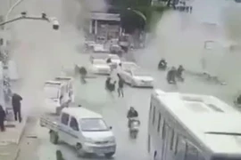 Khoảnh khắc đường ống dẫn khí nổ tung trên đường phố