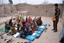 Học sinh Afghanistan học tại một lớp học mở ở ngoại ô Jalalabad. (Nguồn: AFP/Getty Images) 
