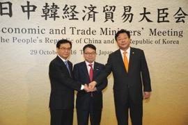 Bộ trưởng Thương mại Trung Quốc Cao Hổ Thành, Bộ trưởng Kinh tế-Thương mại-Công nghiệp Nhật Bản Hiroshige Seko và Bộ trưởng Năng lượng-Công nghiệp-Thương mại Hàn Quốc Joo Hyung Hwan tại cuộc gặp ba bên ở Tokyo ngày 29/10. (Nguồn: THX/TTXVN)
