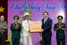 Chủ tịch nước Trần Đại Quang tặng quà cho cán bộ chiến sỹ, sỹ quan chỉ huy các lực lượng vũ trang tỉnh An Giang. (Ảnh: Nhan Sáng/TTXVN)