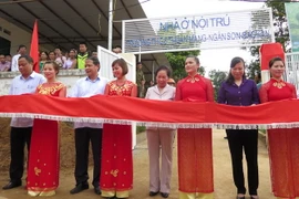 Phó Chủ tịch nước Nguyễn Thị Doan cắt băng khánh thành nhà ở nội trú Trường Trung học cơ sở Thuần Mang. (Ảnh: Nguyễn Trình/TTXVN)