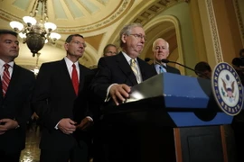 Lãnh đạo đa số tại Thượng viện Mỹ Mitch McConnell (giữa, phía trước) trong cuộc họp báo ở thủ đô Washington. (Nguồn: AFP/TTXVN)