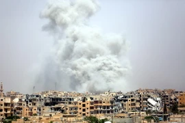Khói bốc lên sau một cuộc không kích tại Raqqa, Syria ngày 28/7. (Nguồn: AFP/TTXVN)