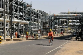 Một nhà máy lọc dầu ở Barmer, Ấn Độ. (Nguồn: AFP/TTXVN)