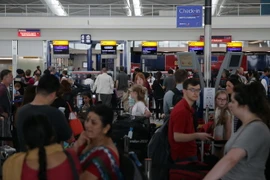 Hành khách tại sân bay Heathrow, London, Anh ngày 29/5. (Nguồn: AFP/TTXVN)