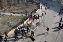 Binh sỹ Syria tiến vào các khu vực quân đội Chính phủ giành lại quyền kiểm soát tại thành phố Aleppo ngày 12/12. (Nguồn: EPA/TTXVN)