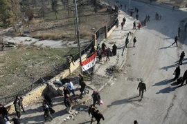Binh sỹ Syria tiến vào các khu vực quân đội Chính phủ giành lại quyền kiểm soát tại thành phố Aleppo ngày 12/12. (Nguồn: EPA/TTXVN)