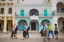 Khách du lịch thăm quan tại thủ đô La Habana, Cuba. (Nguồn: AFP/TTXVN) 