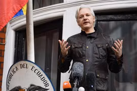 Nhà sáng lập WikiLeaks Julian Assange tại Đại sứ quán Ecuador ở London, Anh, ngày 19/5/2017. (Nguồn: AFP/TTXVN) 