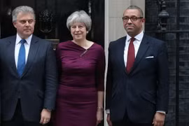 Thủ tướng Anh Theresa May (giữa) và Chủ tịch đảng Bảo thủ Brandon Lewis (trái) sau một cuộc họp ở London. (Nguồn: AFP/TTXVN) 