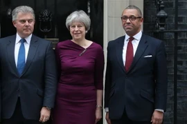 Thủ tướng Anh Theresa May (giữa) và Chủ tịch đảng Bảo thủ Brandon Lewis (trái) sau một cuộc họp ở London. (Nguồn: AFP/TTXVN) 