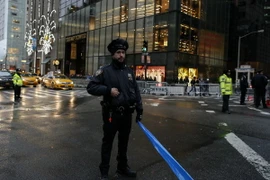 Cảnh sát Mỹ gác tại Tháp Trump ở New York ngày 18/11/2016. (Nguồn: AP/TTXVN)