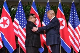 Tổng thống Mỹ Donald Trump (phải) và Nhà lãnh đạo Triều Tiên Kim Jong-un tại hội nghị thượng đỉnh lịch sử ở Singapore, ngày 12/6/2018. (Nguồn: AFP/TTXVN) 