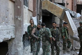 Binh sỹ Syria làm nhiệm vụ tại khu vực Bustan al-Basha, Aleppo. (Nguồn: AFP/TTXVN)