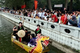 Hàng vạn du khách tưng bừng trẩy hội Đền Đô năm 2014