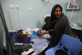 Điều trị cho người bị thương trong vụ nổ bom tại bệnh viện ở Harat ngày 26/5. (Nguồn: THX/TTXVN)