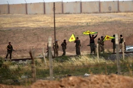 Khói bốc lên sau các cuộc không kích vào các mục tiêu của phiến quân IS tại Raqqa. (Nguồn: AFP/TTXVN)