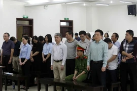 Các bị cáo nghe đại diện Viện Kiểm sát đọc bản cáo trạng luận tội tại phiên tòa. (Ảnh: Văn Điệp/TTXVN)