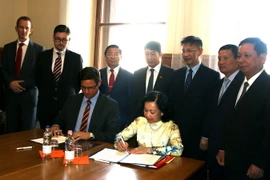 Bà Trương Thị Mai và ông Gergely Gulyas ký Bản Ghi nhớ về hợp tác giữa Đảng Cộng sản Việt Nam và FIDESZ. (Ảnh: Trần Quang Vinh/Vietnam+)