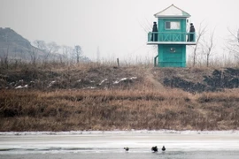 Binh sỹ quân đội Triều Tiên gác bên con sông Yalu tại thị trấn biên giới Sinuiju ngày 8/2. (Nguồn: AFP/TTXVN)