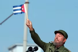 Lãnh tụ Cuba Fidel Castro phát biểu trước hàng nghìn người dân bên ngoài Văn phòng đại diện quyền lợi của Mỹ ở La Habana (Cuba) ngày 21/6/2004. (Nguồn: EPA/TTXVN)