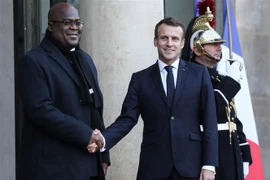 Tổng thống Pháp Emmanuel Macron (trái) và người đồng cấp Cộng hòa Dân chủ Congo Felix Tshisekedi (phải) tại một cuộc gặp ở Paris. (Nguồn: AFP/TTXVN) 