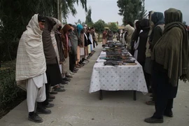 Các tay súng Taliban ra hàng Chính phủ Afghanistan tại buổi lễ ở Jalalabad, thủ phủ tỉnh Nangarhar ngày 22/11/2018. (Nguồn: THX/TTXVN) 