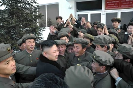 Nhà lãnh đạo Triều Tiên Kim Jong-Un (giữa) vui mừng sau khi vệ tinh Unha-3 được phóng thành công vào quỹ đạo tháng 12/2012. (Nguồn: Reuters/TTXVN)
