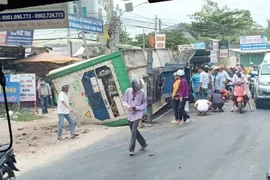 Đồng Tháp: Xe chở container bất ngờ lật ngang đè chết 3 người