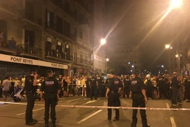 Cảnh sát phong tỏa hiện trường vụ tấn công khủng bố ở phố đi bộ Las Ramblas, Barcelona ngày 18/8. (Nguồn: THX/TTXVN)