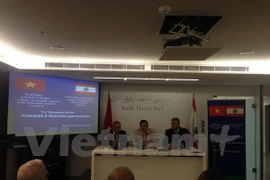 Đại sứ Đỗ Hoàng Long (giữa) giới thiệu về tiềm năng thương mại và đầu tư của Việt Nam. (Ảnh: Nguyễn Trường/Vietnam+)