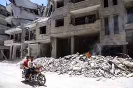 Cảnh đổ nát sau một cuộc không kích tại khu vực Jisr al-Shughur, tỉnh Idlib, Syria, ngày 10/7/2019. (Nguồn: AFP/TTXVN) 
