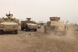 Các lực lượng Chính phủ Yemen do liên quân Arab hậu thuẫn tham gia chiến dịch truy quét phiến quân Houthi ở thành phố cảng Hodeida. (Nguồn: AFP/TTXVN) 