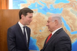 Thủ tướng Israel Benjamin Netanyahu (phải) và Cố vấn cấp cao của Tổng thống Mỹ Donald Trump, ông Jared Kushner (trái) tại cuộc gặp ở Jerusalem ngày 21/6. (Nguồn: EPA/TTXVN)