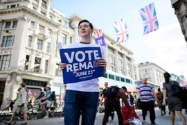 Giới trẻ tại Anh tham gia vận động ở lại EU tại thủ đô London ngày 21/6. (Nguồn: AFP/TTXVN)