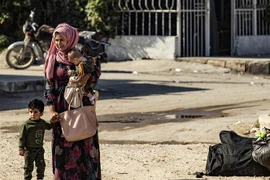 Người dân Syria tới thành phố Tal Tamr, ngoại ô Hasakeh, sau khi phải rời bỏ nhà cửa tránh chiến sự tại thị trấn Ras al-Ain ngày 15/10/2019. (Nguồn: AFP/TTXVN) 