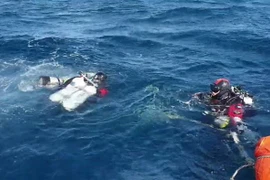 Thợ lặn Hàn Quốc tham gia tìm kiếm máy bay trực thăng bị rơi ngày 1/11/2019. (Nguồn: YONHAP/TTXVN) 