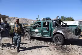 Cảnh sát điều tra tại hiện trường vụ đánh bom liều chết do phiến quân Taliban tiến hành tại Charikar, tỉnh Parwan, Afghanistan, ngày 17/9/2019. (Nguồn: THX/TTXVN) 