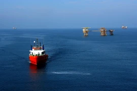 Hoạt động khai thác dầu của Liên doanh Vietsovpetro tại mỏ Bạch Hổ. (Ảnh: Huy Hùng/TTXVN)