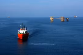 Hoạt động khai thác dầu của Liên doanh Vietsovpetro tại mỏ Bạch Hổ. (Ảnh: Huy Hùng/TTXVN)