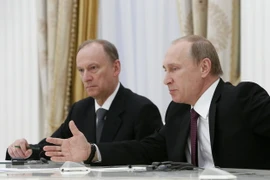 Thư ký Hội đồng An ninh Nga Nikolai Patrushev (trái) và Tổng thống Nga Vladimir Putin (phải) tại một cuộc họp ở Moskva. (Nguồn: AFP/TTXVN)