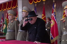 Nhà lãnh đạo Triều Tiên Kim Jong-un phát biểu tại lễ diễu binh kỷ niệm 70 năm Ngày thành lập quân đội. (Nguồn: Yonhap/TTXVN)