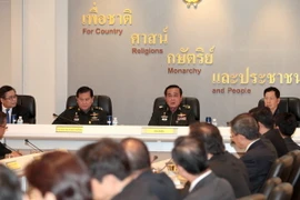 Tướng Prayuth Chan-ocha (thứ 2 phải) trong cuộc gặp với các đại sứ Thái Lan ở thủ đô Bangkok ngày 11/6. (Nguồn: THX/TTXVN)
